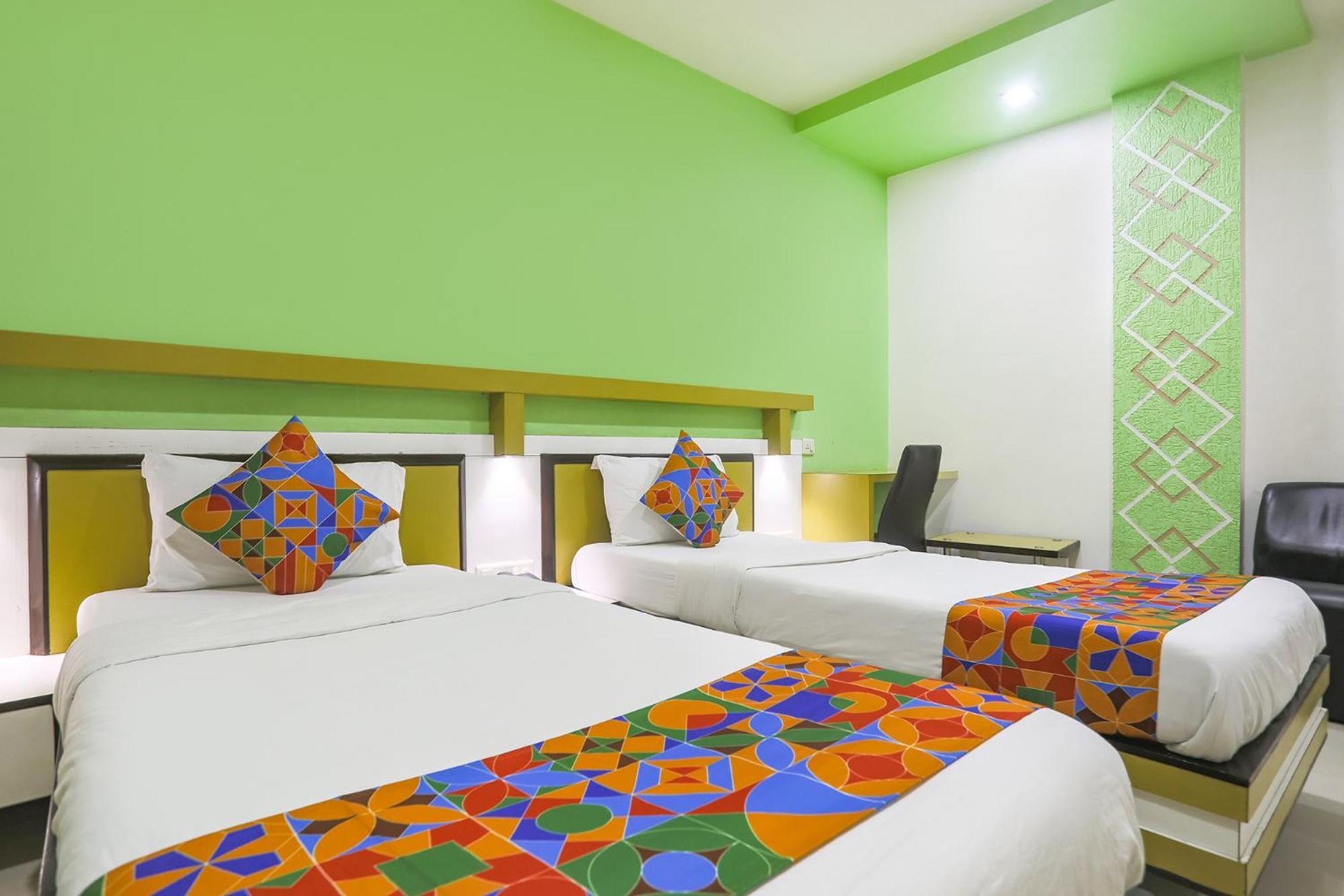 Hotel Merit Surat Esterno foto