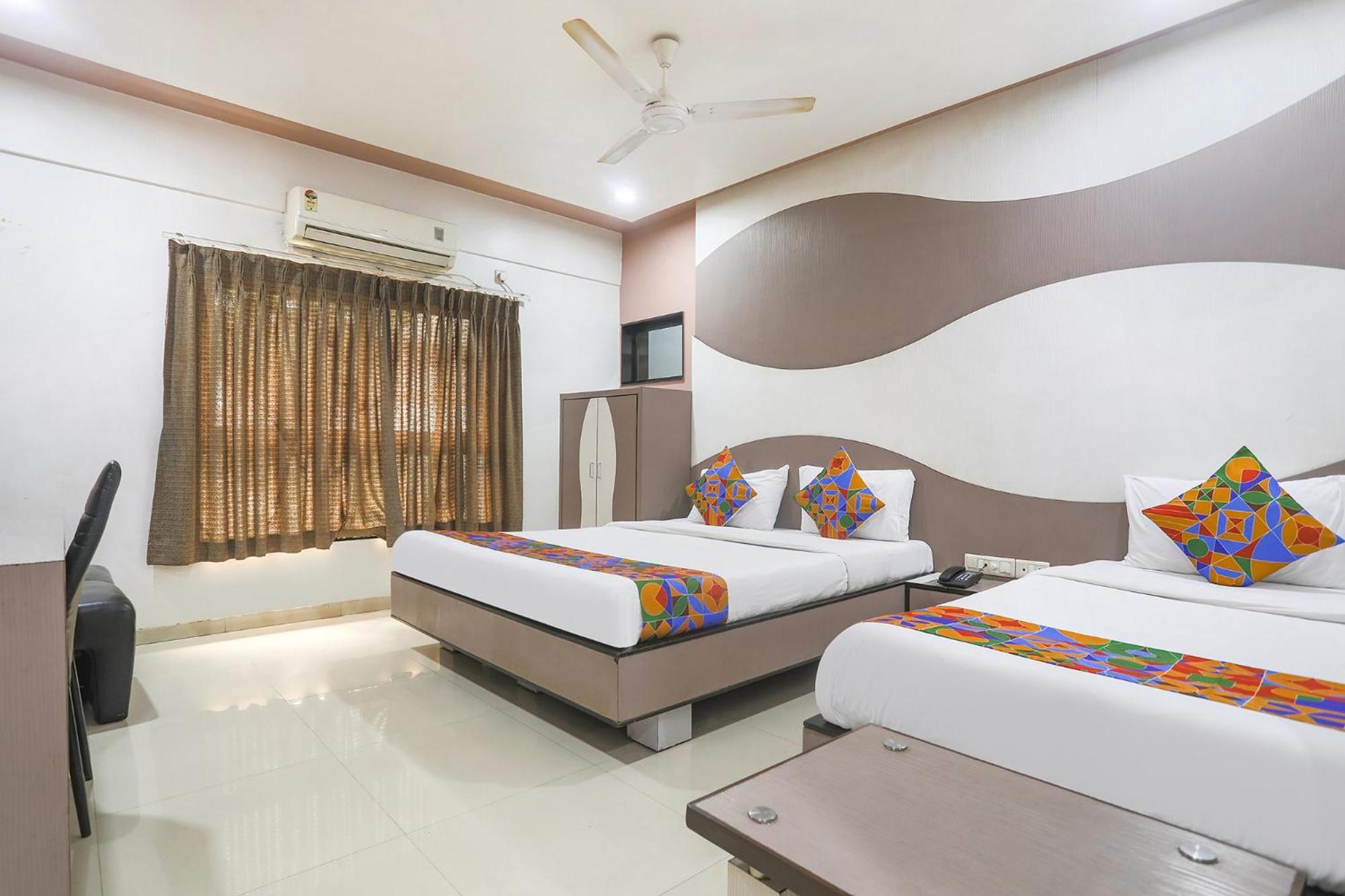 Hotel Merit Surat Esterno foto