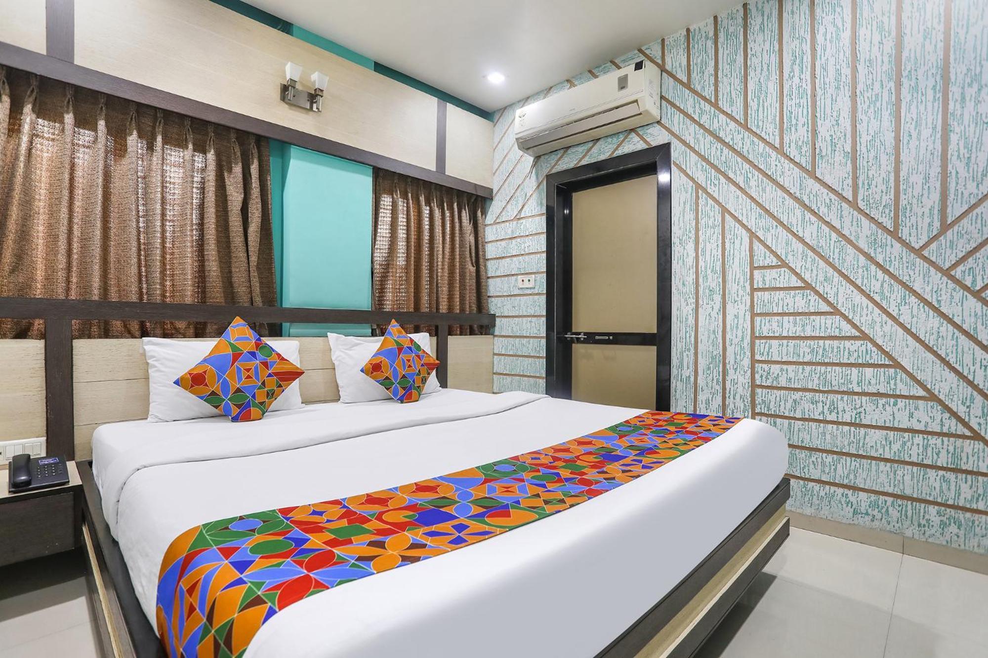 Hotel Merit Surat Esterno foto