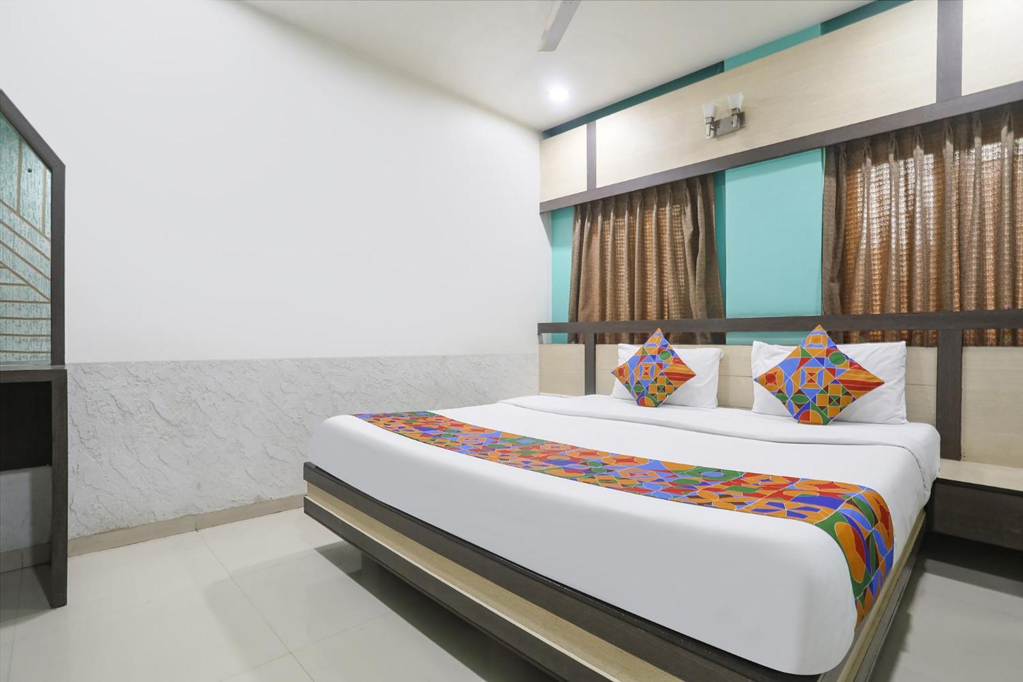 Hotel Merit Surat Esterno foto