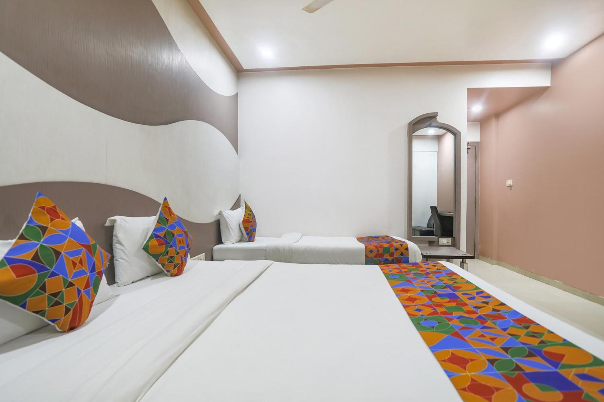 Hotel Merit Surat Esterno foto