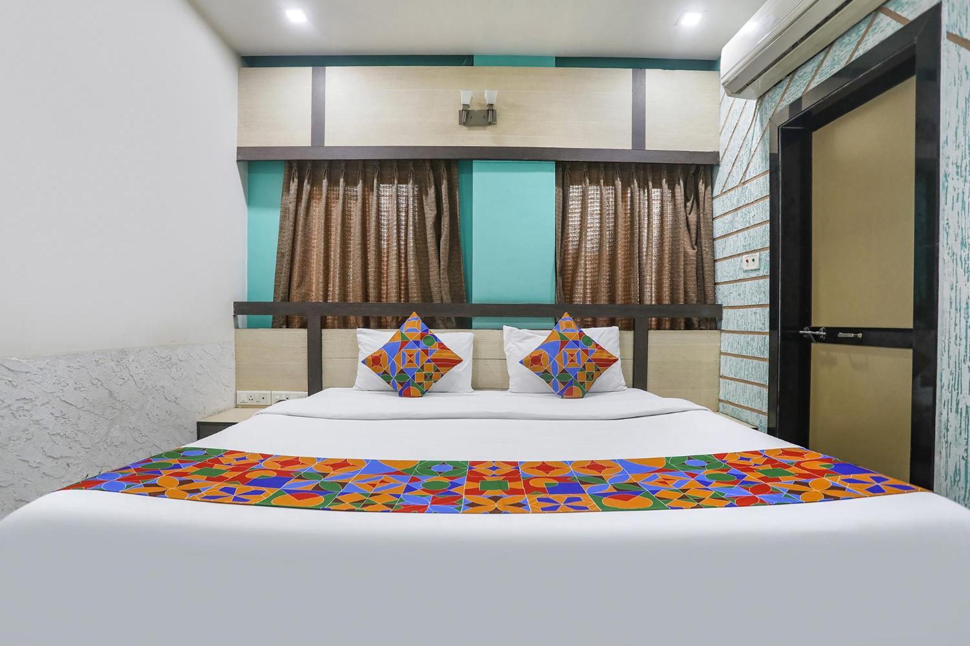Hotel Merit Surat Esterno foto