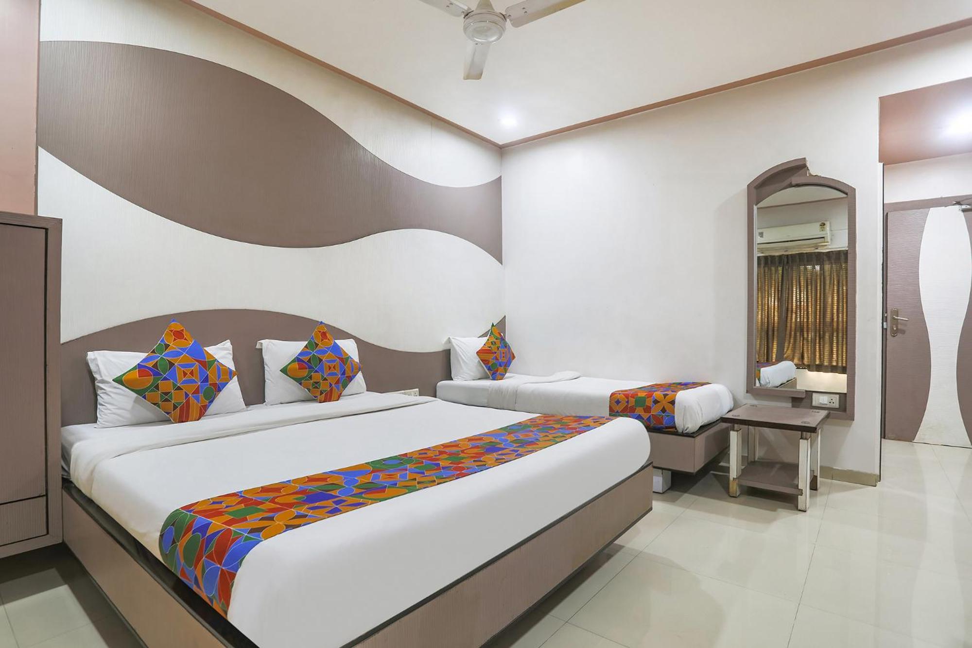 Hotel Merit Surat Esterno foto