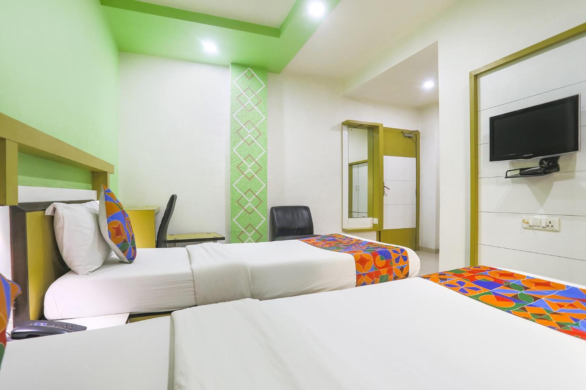Hotel Merit Surat Esterno foto
