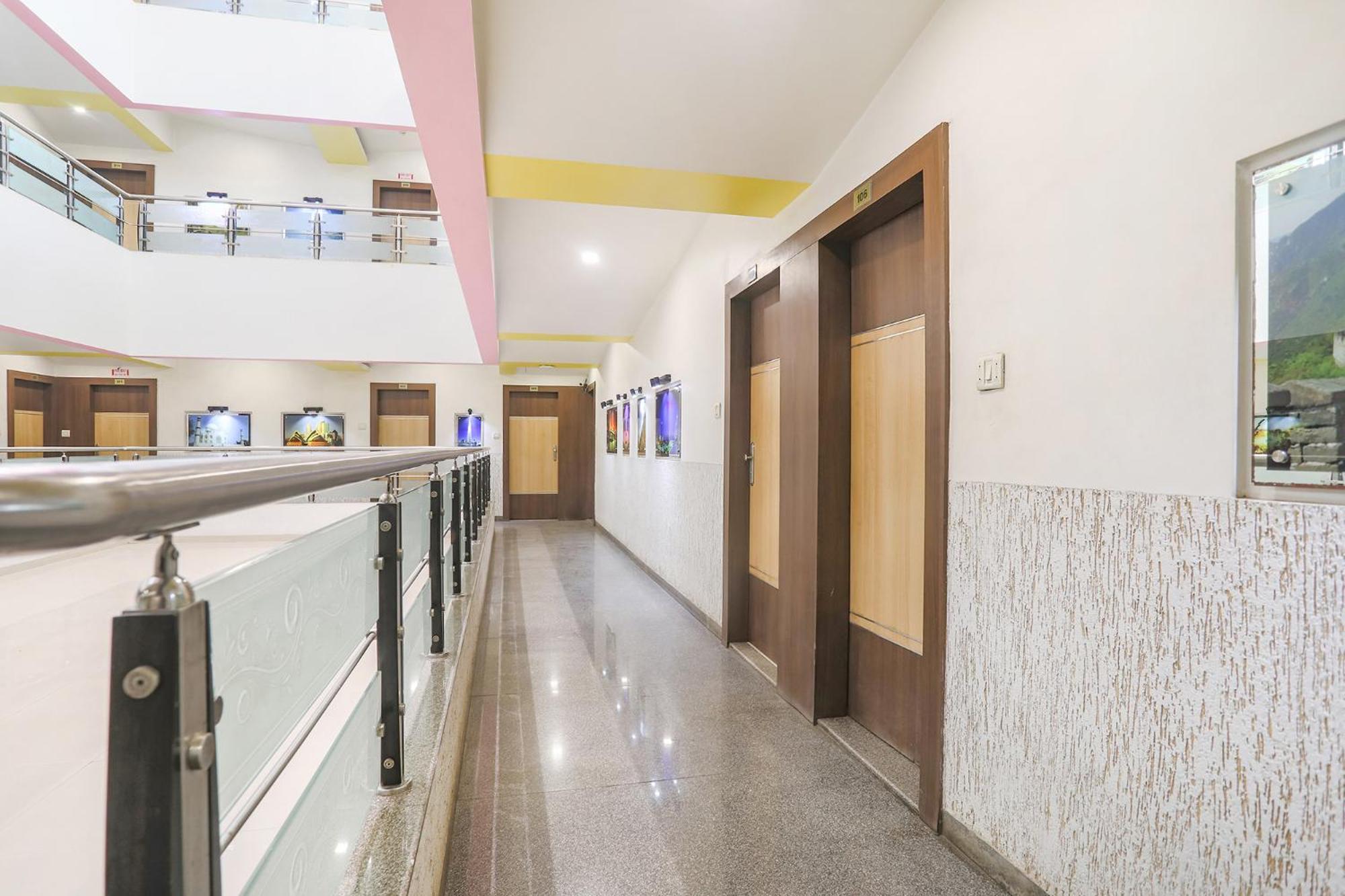 Hotel Merit Surat Esterno foto