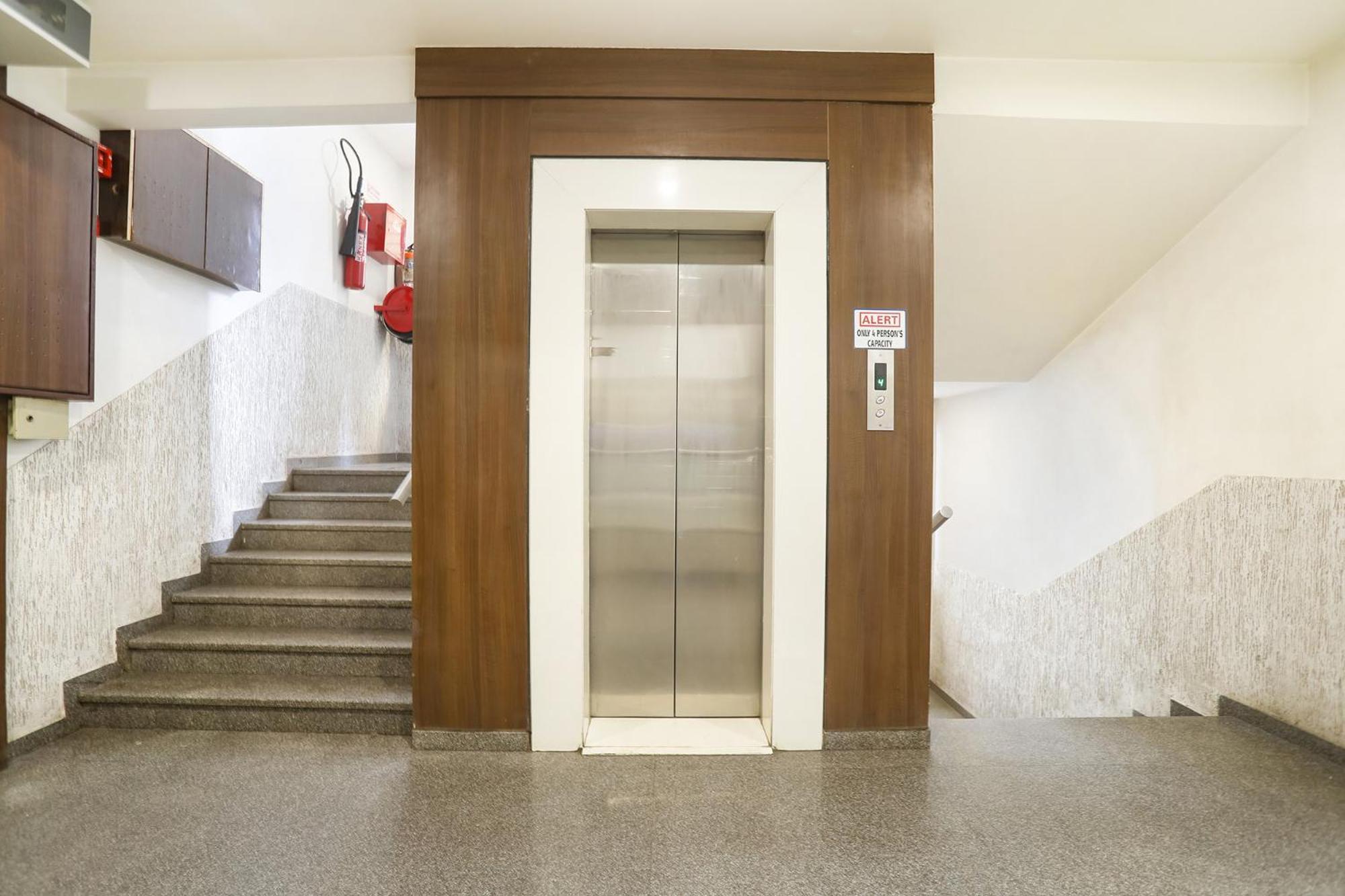 Hotel Merit Surat Esterno foto